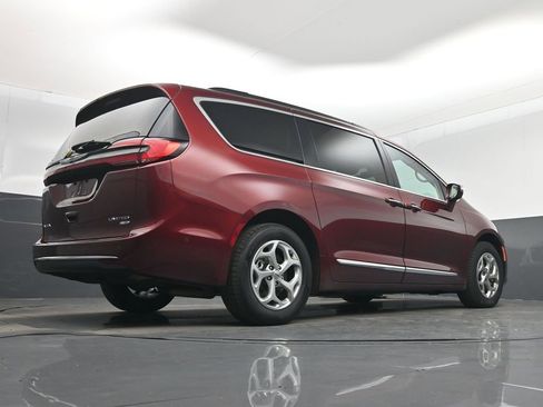Used 2022 Chrysler Pacifica Limited image 57