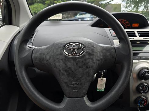 Used 2011 Toyota Yaris Base image 14