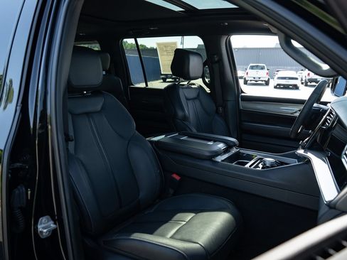 Used 2022 Jeep Wagoneer Series II RWD image 24