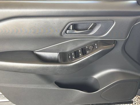 Used 2024 Nissan Rogue S FWD image 3