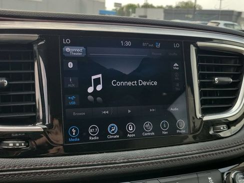 Used 2018 Chrysler Pacifica Limited w/ Tire & Wheel Group FWD image 22