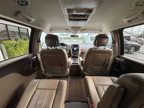 Used 2015 Chrysler Town & Country Touring image 26