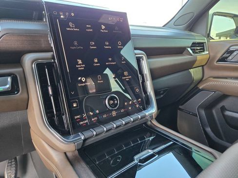 Used 2025 GMC Yukon Denali Ultimate AWD/4WD image 25