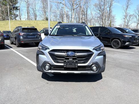 Used 2025 Subaru Outback Premium AWD/4WD image 2