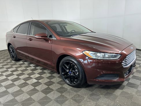 Used 2015 Ford Fusion SE FWD image 2