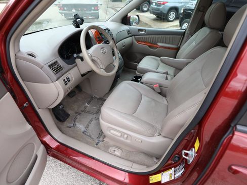 Used 2010 Toyota Sienna XLE FWD image 19
