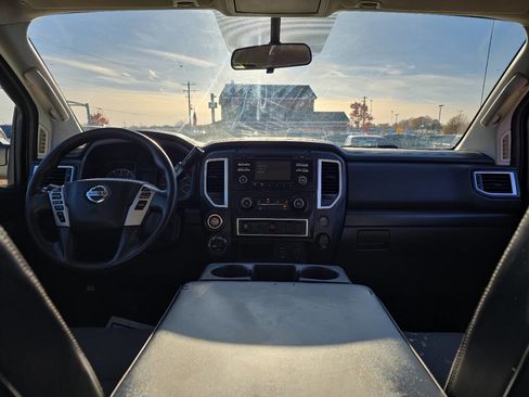 Used 2017 Nissan Titan S image 12