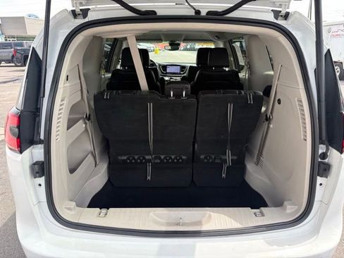 Used 2023 Chrysler Pacifica Touring-L FWD image 39
