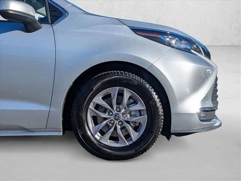 Used 2022 Toyota Sienna XLE image 25