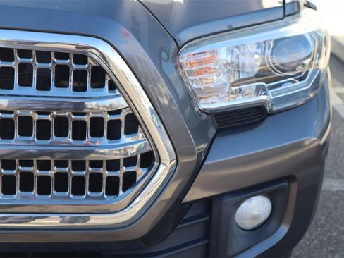 Used 2017 Toyota Tacoma TRD Sport image 10