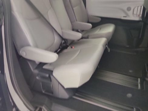 Used 2026 Toyota Sienna XLE FWD image 33