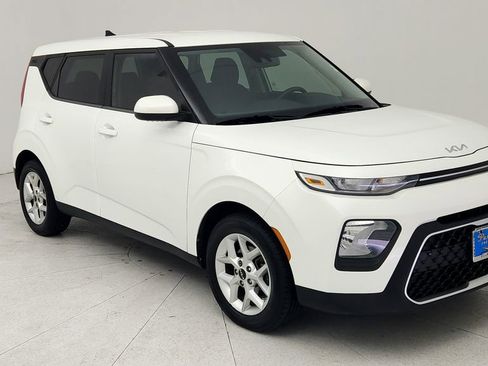 Used 2022 Kia Soul LX w/ Technology Package FWD image 1