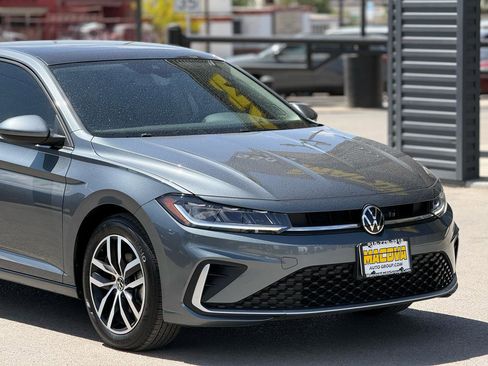 Used 2025 Volkswagen Jetta SE image 8