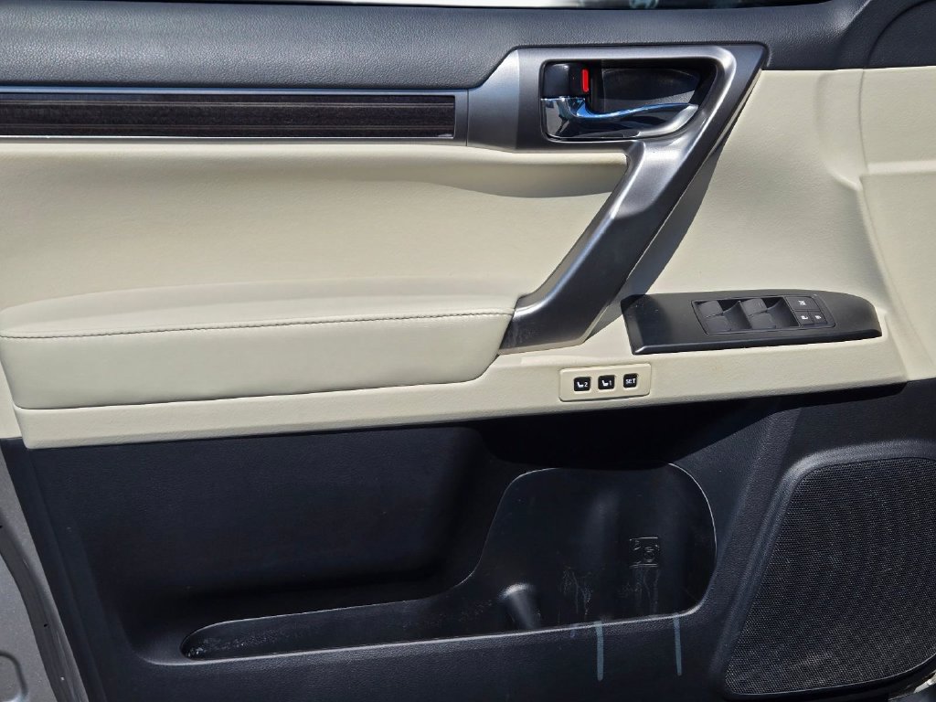Used 2023 Lexus GX 460 Luxury w/ Accessory Package AWD/4WD image 13
