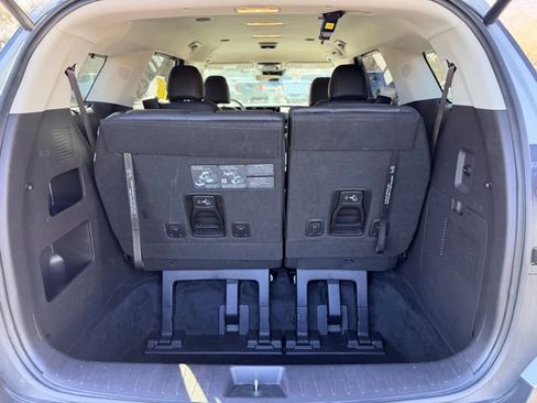 Used 2025 Kia Carnival EX image 28