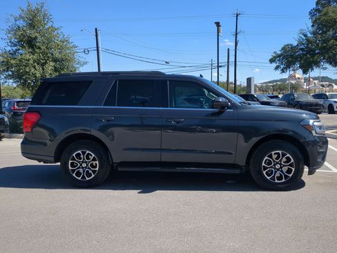 Used 2022 Ford Expedition XLT image 2