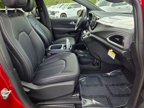 New 2026 Chrysler Pacifica Select image 13
