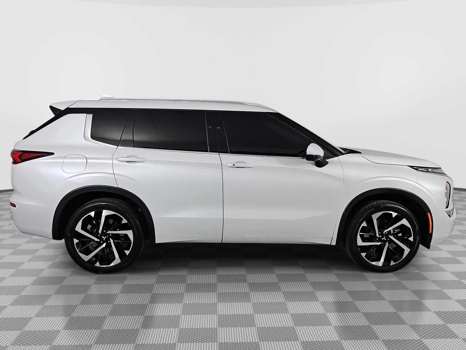 Used 2024 Mitsubishi Outlander SEL FWD image 9