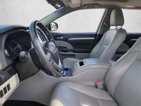 Used 2014 Toyota Highlander XLE FWD image 17