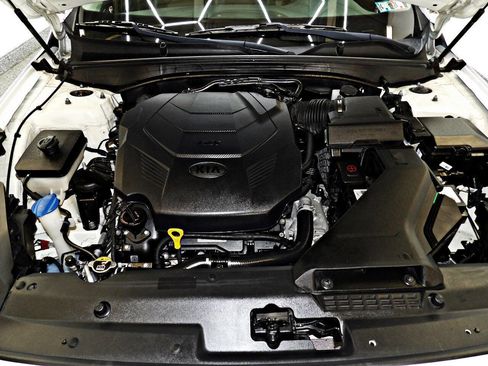 Used 2017 Kia Cadenza Technology image 25