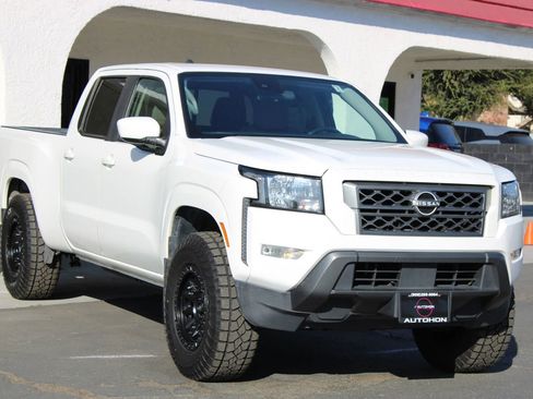 Used 2022 Nissan Frontier SV image 2