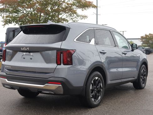 Used 2024 Kia Sorento S w/ Panoramic Sunroof Package FWD image 5