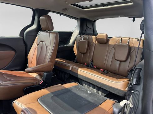 Used 2017 Chrysler Pacifica Limited w/ UConnect Theater Package FWD image 36