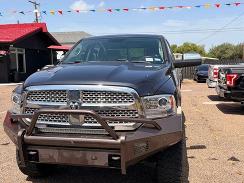 Used 2017 RAM 1500 Laramie w/ Convenience Group AWD/4WD image 3