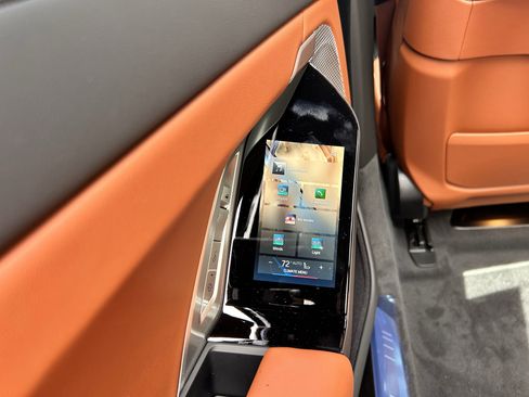 Used 2025 BMW 740i w/ Premium Package image 28