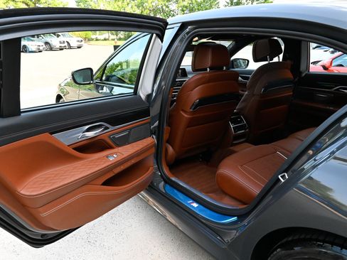 Used 2021 BMW 750i xDrive w/ Luxury Rear Seating Package AWD/4WD image 36