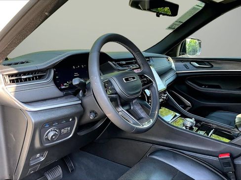 Used 2023 Jeep Grand Cherokee Overland w/ Luxury Tech Group IV AWD/4WD image 20