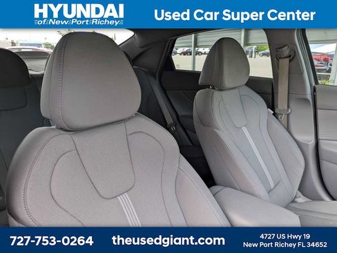 Used 2023 Hyundai Elantra SE FWD image 6