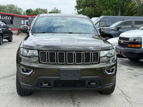 Used 2017 Jeep Grand Cherokee Laredo AWD/4WD image 2