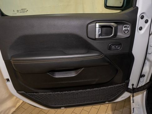 Used 2025 Jeep Wrangler Sahara image 11