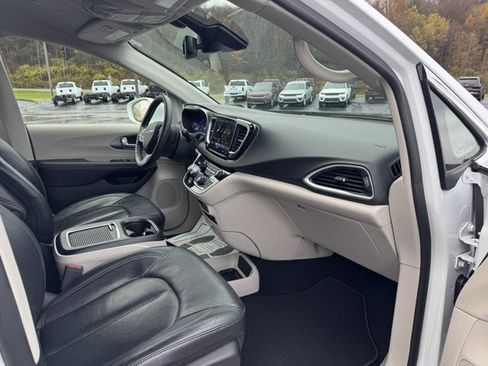 Used 2022 Chrysler Pacifica Touring-L image 13