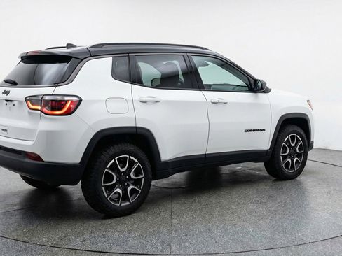 Used 2025 Jeep Compass Trailhawk AWD/4WD image 9