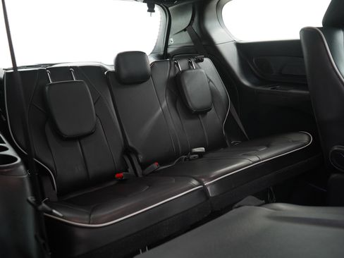 Used 2022 Chrysler Pacifica Limited w/ S Appearance Package image 13