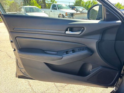 Used 2025 Nissan Altima 2.5 SV FWD image 18