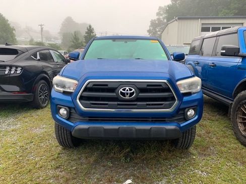 Used 2017 Toyota Tacoma SR5 w/ Tow Package RWD image 3