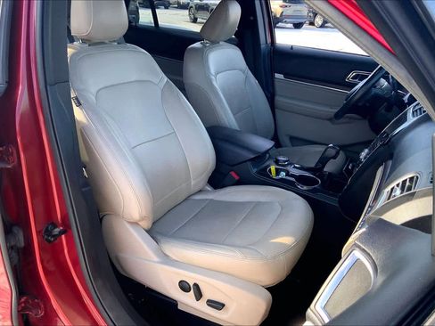 Used 2019 Ford Explorer Limited w/ Class III Trailer Tow Package image 9