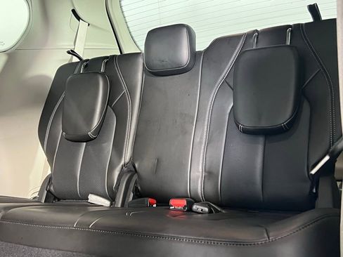 Used 2023 Chrysler Pacifica Touring-L w/ Uconnect Theater Family Group image 24