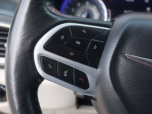 Used 2021 Chrysler Pacifica Touring-L w/ Uconnect Theater Family Group image 21