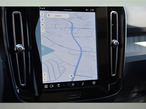 Certified 2025 Volvo XC40 B5 Plus w/ Protection Package Premier image 20