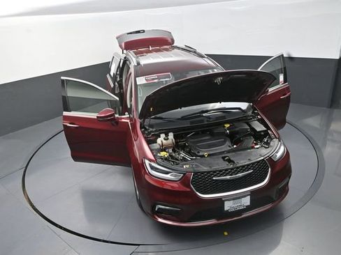 Used 2021 Chrysler Pacifica Touring-L image 30