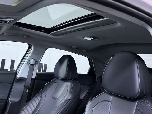 Used 2025 Hyundai Elantra Limited image 24