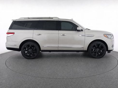 Used 2024 Lincoln Navigator Reserve AWD/4WD image 3