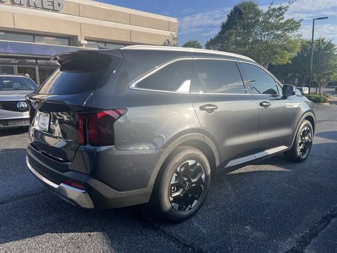 Used 2024 Kia Sorento S w/ Panoramic Sunroof Package FWD image 5