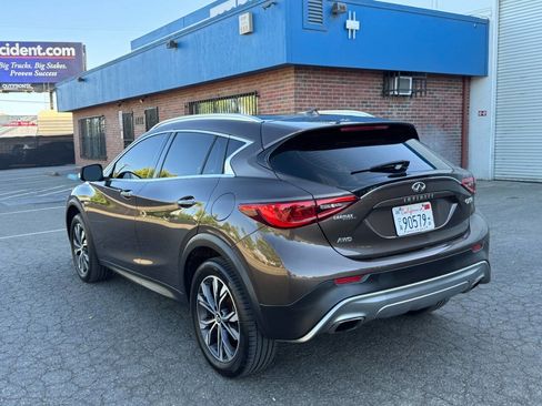 Used 2017 INFINITI QX30 Premium AWD/4WD image 3
