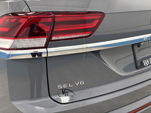 Used 2021 Volkswagen Atlas Cross Sport SEL R-Line w/ Luggage Net & Mats Package AWD/4WD image 39