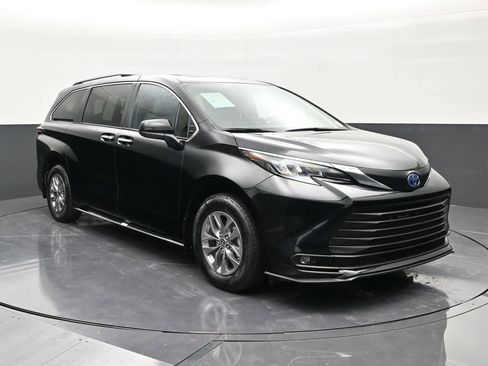 Used 2025 Toyota Sienna XLE w/ XLE Plus Package FWD image 29